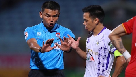 Simone Inzaghi celebrating with his Inter Milan players after beating Barcelona.